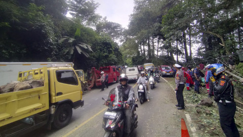 Kecelakaan yang melibatkan tujuh unit kendaraan di ruas Jalan Raya Cipanas-Puncak, Desa Cibeureum, Kecamatan Cugeunang, Kabupaten Cianjur, Jawa Barat, Sabtu (15/3/2025). Foto: Dok. kumparan