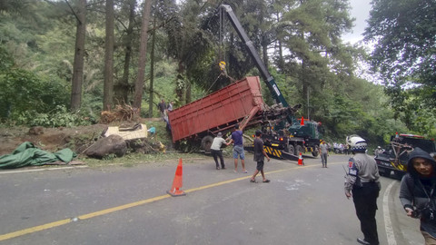 Kecelakaan yang melibatkan tujuh unit kendaraan di ruas Jalan Raya Cipanas-Puncak, Desa Cibeureum, Kecamatan Cugeunang, Kabupaten Cianjur, Jawa Barat, Sabtu (15/3/2025). Foto: Dok. kumparan