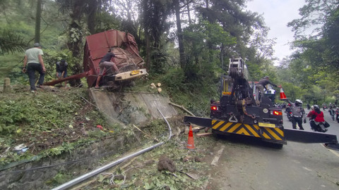 Kecelakaan yang melibatkan tujuh unit kendaraan di ruas Jalan Raya Cipanas-Puncak, Desa Cibeureum, Kecamatan Cugeunang, Kabupaten Cianjur, Jawa Barat, Sabtu (15/3/2025). Foto: Dok. kumparan