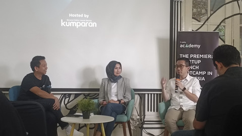 Founder & CEO TransTrack Anggia Meisesari, dan CEO Good Doctor Technology Danu Wicaksana, saat mengisi kelas Foundry Academy di kantor Kumparan, Pasar Minggu, Jakarta Selatan, Sabtu (15/3/2025). Foto: Thomas Bosco/kumparan
