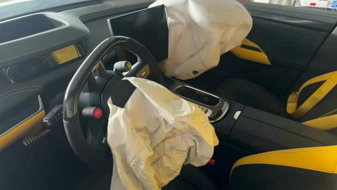 Mobil listrik Xiaomi SU7 Ultra usai kecelakaan di China. Foto: Car News China
