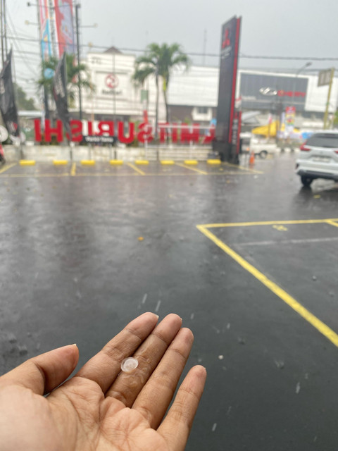 Hujan es yang terjadi di Perempatan Janti, Sleman. Foto: Dok. Istimewa 