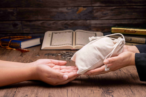 Ilustrasi kebaikan yang didapat dari membayar zakat. Foto: Shutterstock
