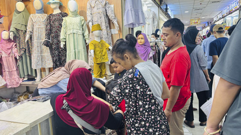 Sejumlah pengunjung melihat koleksi pakaian saat Bulan Ramadan di Pasar Tanah Abang, Jakarta, Sabtu (15/3/2025). Foto: Ave Airiza Gunanto/kumparan