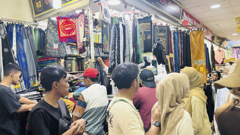 Sejumlah pengunjung melihat koleksi pakaian saat Bulan Ramadan di Pasar Tanah Abang, Jakarta, Sabtu (15/3/2025). Foto: Ave Airiza Gunanto/kumparan