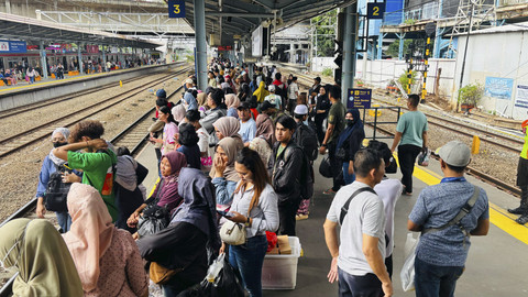 Suasana saat Bulan Ramadan di Stasiun Tanah Abang, Jakarta, Sabtu (15/3/2025). Foto: Ave Airiza Gunanto/kumparan