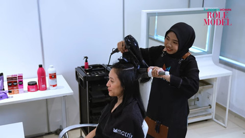 Erna Nitasari, hairdresser dan educator Matrix, peserta Hairducation L'Oreal. Foto: YouTube kumparan