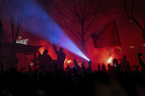 Sejumlah warga dan mahasiswa menyalakan api suar (flare) saat berunjuk rasa di Beograd, Serbia, Sabtu (14/3/2025). Foto: Djordje Kojadinovic/REUTERS