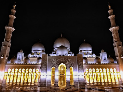 Ilustrasi Makna Nuzulul Quran. Sumber: Unsplash/Kamil Rogalinski