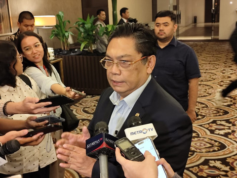 Ketua Komisi I DPR Utut Adianto memberikan keterangan pers di sela-sela rapat Panja RUU TNI di Hotel Fairmont, Jakarta, Sabtu (15/3/2025). Foto: Luthfi Humam/kumparan