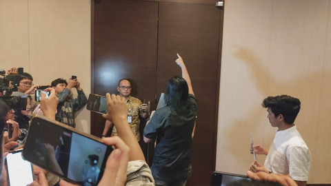 Koalisi Masyarakat Sipil untuk Reformasi Sektor Keamanan memasuki ruangan rapat Panja RUU TNI di Hotel Fairmont, menolak RUU tersebut dilanjutkan dibahas tertutup, Sabtu (15/3/2025). Foto: Luthfi Humam/kumparan