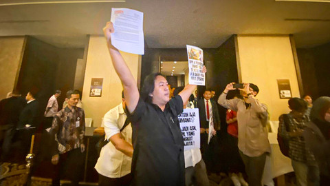 Koalisi Masyarakat Sipil Reformasi Sektor Keamanan masuk ke ruang rapat Panja DPR RI yang bahas RUU TNI secara tertutup di Hotel Fairmont, Sabtu (15/3). Foto: Dok. Istimewa