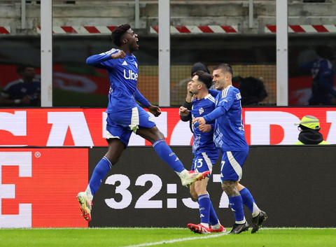 Selebrasi Assane Diao, Lucas Da Cunha, dan Gabriel Strefezza saat AC Milan vs Como 1907 dalam laga lanjutan Liga Italia 2024/25 di Stadion San Siro, Minggu (16/3) dini hari WIB. Foto: REUTERS/Claudia Greco