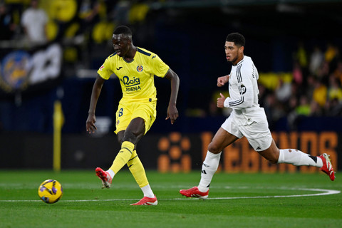 Duel Pape Gueye dan Jude Bellingham saat Villarreal vs Real Madrid dalam laga lanjutan Liga Spanyol 2024/25 di Estadio de la Ceramica, Minggu (16/3) dini hari WIB. Foto: REUTERS/Pablo Morano