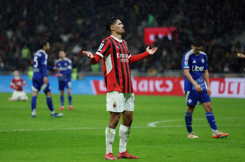Selebrasi Tijjani Reijnders saat AC Milan vs Como 1907 dalam laga lanjutan Liga Italia 2024/25 di Stadion San Siro, Minggu (16/3) dini hari WIB. Foto: REUTERS/Claudia Greco