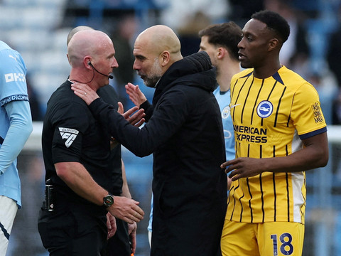 Pep Guardiola protes ke wasit Simon Hooper saat Man City vs Brighton and Hove Albion dalam laga pekan ke-29 Liga Inggris 2024/25 di Stadion Etihad, Sabtu (15/3) malam WIB. Foto: REUTERS/Phil Noble