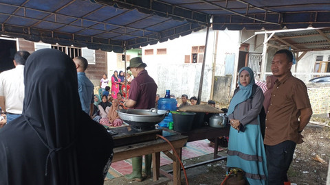 Kementerian Sosial RI melalui Dinas Sosial dan Taruna Siaga Bencana (Tagana) bergerak cepat menyalurkan bantuan bagi masyarakat terdampak banjir dan tanah longsor di Kabupaten Tapanuli Selatan, Sumatera Utara, Kamis (13/3/2025). Foto: Kemensos RI
