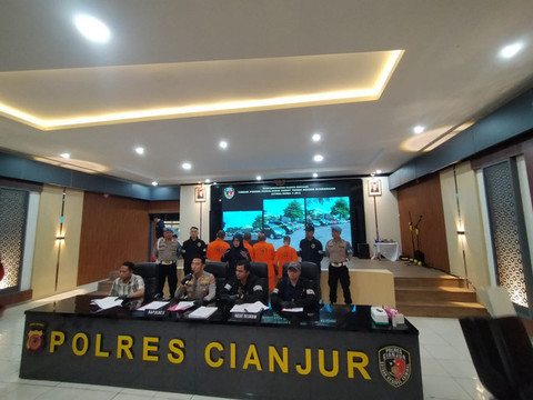 Kapolres Cianjur, AKBP Rohman Yonki Dilatha (kedua kiri) dalam konpers kasus Kekaisaran Sunda Nusantara. Dok: kumparan