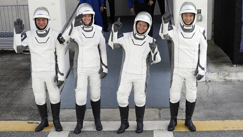 Anggota Crew10, kosmonot Kirill Peskov, astronot Nichole Ayers, astronot Anne McClain, dan astronot JAXA Takuya Onishi menuju Landasan Peluncuran 39-A di Kennedy Space Center di Cape Canaveral, Florida, Jumat, (14/3/2025). Foto: Terry Renna/AP Photo