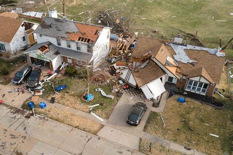 Kondisi rumah-rumah yang rusak setelah tornado melanda Florissant, Missouri, Amerika Serikat, Sabtu (15/3/2025). Foto: Lawrence Bryant/REUTERS