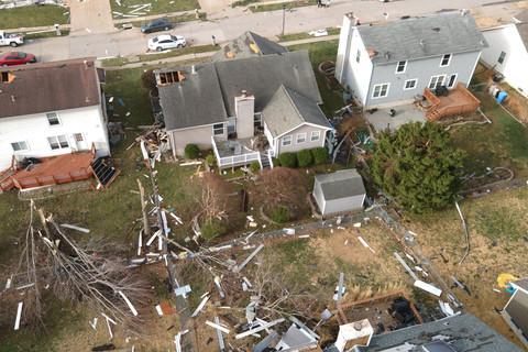 Kondisi rumah-rumah yang rusak setelah tornado melanda Florissant, Missouri, Amerika Serikat, Sabtu (15/3/2025). Foto: Lawrence Bryant/REUTERS