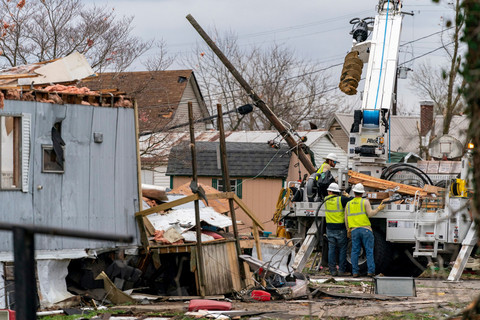 Kondisi rumah-rumah yang rusak setelah tornado melanda Oakland City, Indiana, Amerika Serikat, Sabtu (15/3/2025). Foto: MaCabe Brown/USA Today Network via REUTERS
