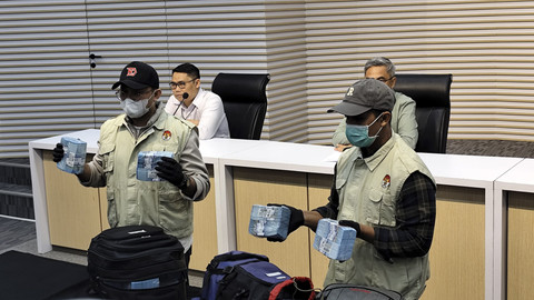 Barang bukti hasil OTT KPK di Kabupaten Ogan Komering Ulu di Gedung KPK, Minggu (16/3/2025). Foto: Jonathan Devin/kumparan