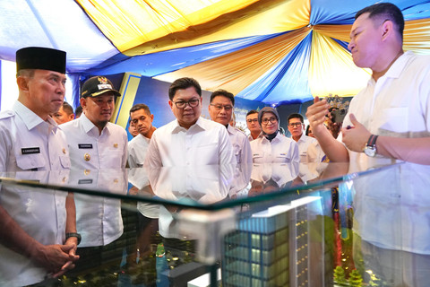 Gubernur Sulawesi Tenggara Bapak Majyen TNI (Purn) Andi Sumangerukka (kiri) dan Direktur Utama Bank Mandiri Darmawan Junaidi (ketiga dari kiri) pada groundbreaking Menara Mandiri di Kendari, Minggu (16/3). Foto: Dok. Bank Mandiri