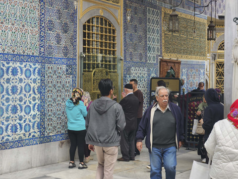 Para pengunjung yang tidak masuk ke dalam juga berdoa dari luar. Makam ini berada di komplek Eyup Sultan Mosque. Foto: Ela Nurlaela/kumparan