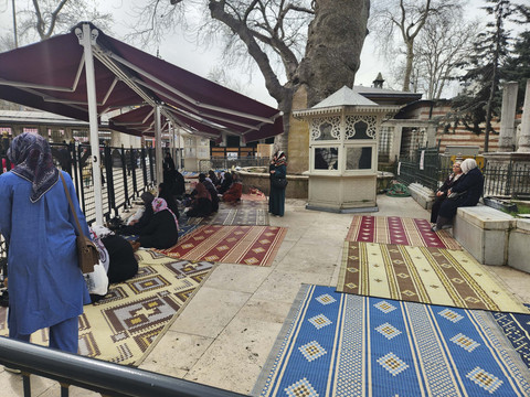 Saat memasuki waktu salat, Eyup Sultan Mosque, selalu ramai. Beberapa jamaah wanita juga terlihat sedang akan melaksanakan salat Foto: Ela Nurlaela/kumparan