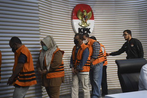 Sejumlah tersangka yang terjaring operasi tangkap tangan terkait dugaan suap proyek Dinas PUPR Ogan Komering Ulu berjalan sebelum sesi konferensi pers di Jakarta, Minggu (16/3/2025). Foto: Akbar Nugroho Gumay/ANTARA FOTO