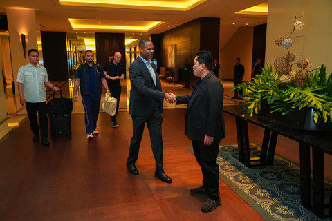 Pelatih Timnas Indonesia Patrick Kluivert dan Ketum PSSI Erick Thohir di Jakarta pada 16 Maret 2025 jelang berangkat ke Sydney, Australia. Foto: PSSI