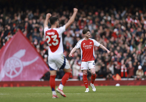 Declan Rice dan Mikel Merino dari Arsenal melakukan selebrasi setelah pertandingan Liga Inggris antara Arsenal vs Chelsea di Stadion Emirates, London, Inggris, Minggu (16/3/2025). Foto: Andrew Boyers/REUTERS