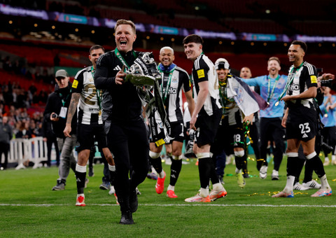 Pelatih Newcastle United, Eddie Howe, genggam trofi juara Piala Liga Inggris 2024/25 di Stadion Wembley, Senin (17/3) dini hari WIB. Foto: Action Images via Reuters/Andrew Couldridge
