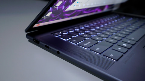 Lenovo Yoga Slim 7i Aura Edition Foto: Kevin S. Kurnianto/kumparan