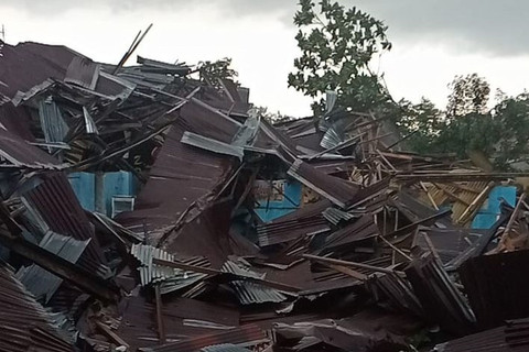 Bangunan yang hancur imbas angin puting beliung di Desa Bugis, Kecamatan Anjatan, Kabupaten Indramayu, Minggu (16/3/2025). Foto: Dok. Istimewa