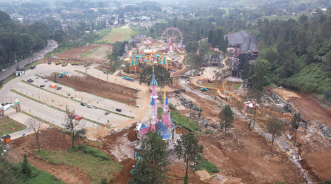 Kondisi tempat wisata Hibisc Fantasy Puncak yang kini disegel dan dibongkar pada Kamis (13/3/2025). Foto: Subhan Zainuri/kumparan