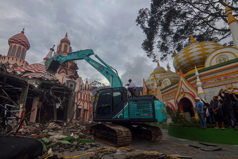 Petugas mengoperasikan alat berat untuk membongkar bangunan objek wisata Hibisc Fantasy Puncak, Kabupaten Bogor, Jawa Barat, Jumat (7/3/2025). Foto: Yulius Satria Wijaya/ANTARA FOTO