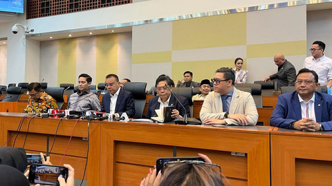 Wakil Ketua DPR Sufmi Dasco Ahmad bersama Ketua Komisi I DPR RI Utut Adianto   memberikan keterangan pers di Kompleks Parlemen, Senayan, Jakarta, Senin (17/3/2025). Foto: Haya Syahira/kumparan