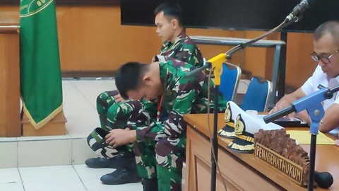 Tiga prajurit TNI AL terdakwa kasus pembunuhan bos rental mobil dan penadahan mobil mengikuti sidang dengan agenda pembacaan pledoi di Pengadilan Militer II-08, Jakarta Timur, Senin (17/3/2025). Foto: Rachmadi Rasyad/kumparan