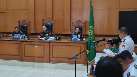 Tiga prajurit TNI AL terdakwa kasus pembunuhan bos rental mobil dan penadahan mobil mengikuti sidang dengan agenda pembacaan pledoi di Pengadilan Militer II-08, Jakarta Timur, Senin (17/3/2025). Foto: Rachmadi Rasyad/kumparan