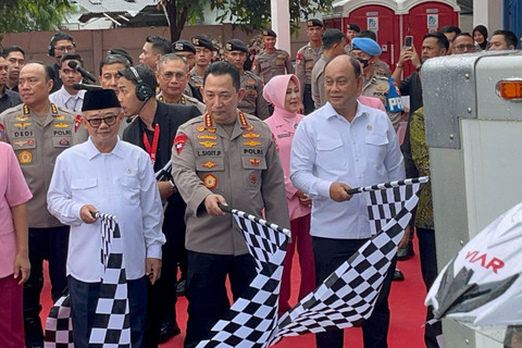 Kapolri Jenderal Listyo Sigit Prabowo (tengah), Ketua BGN Dadan Hindayana (kanan) dan  Mendikdasmen Abdul Muti meresmikan Satuan Pelayanan Pemenuhan Gizi (SPPG) Pejaten, Jakarta Selatan, Senin (17/3/2025). Foto: Rayyan Farhansyah/kumparan