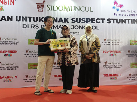 Sido Muncul melalui salah satu produknya yaitu Tolak Angin Anak bersama RS Permata Jonggol memberikan bantuan kepada anak-anak suspek stunting di Kecamatan Jonggol, Kabupaten Bogor, Sabtu (15/3). Foto: kumparan/Kartika Pamujiningtyas