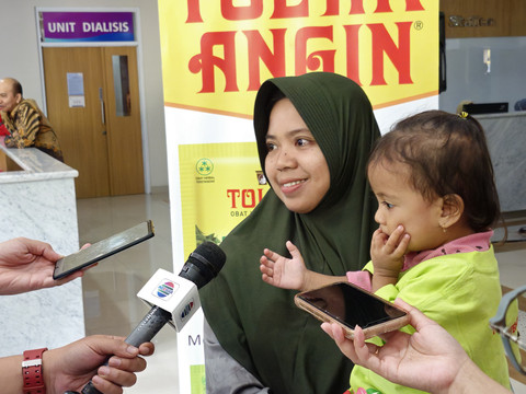 Salah satu penerima bantuan santunan untuk anak suspek stunting di Kecamatan Jonggol, Kabupaten Bogor, Sabtu (15/3). Foto: kumparan/Kartika Pamujiningtyas