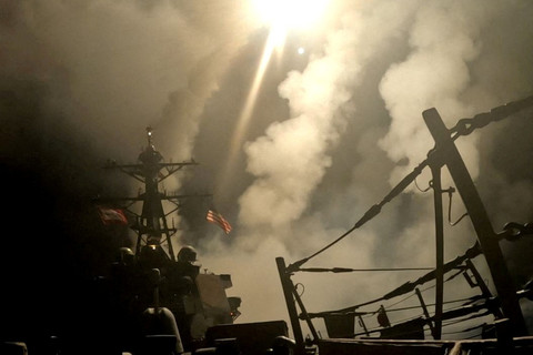 Kapal menembakkan rudal ke lokasi yang dirahasiakan, setelah Presiden AS Donald Trump melancarkan serangan militer terhadap Houthi di Yaman, Sabtu (15/3/2025). Foto: Komando Pusat AS/HO/REUTERS