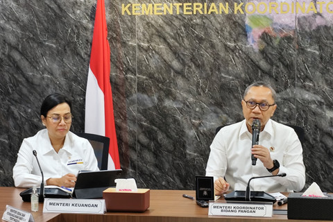 Menko Bidang Pangan Zulkifli Hasan (Zulhas) dan Menteri Keuangan (Menkeu) Sri Mulyani dalam rapat di Kantor Kemenko Bidang Pangan, Jakarta, Senin (17/3/2025).   Foto: Widya Islamiati/kumparan