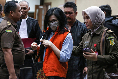 Terdakwa kasus dugaan suap vonis bebas Gregorius Ronald Tannur, Meirizka Tannur (kanan) berjalan meninggalkan ruangan usai mengikuti sidang eksepsi di Pengadilan Tipikor, Jakarta, Senin (17/2/2025). Foto: Asprilla Dwi Adha/ANTARA FOTO
