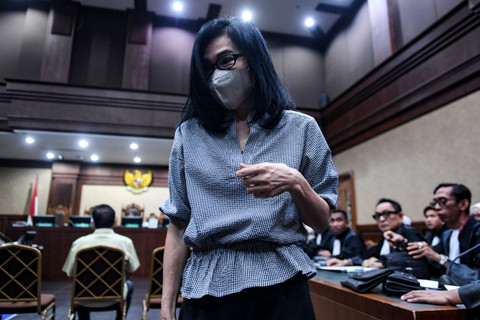 Terdakwa kasus dugaan suap vonis bebas Gregorius Ronald Tannur, Meirizka Tannur berjalan saat jeda sidang lanjutan di Pengadilan Tipikor, Jakarta, Senin (10/3/2025). Foto: Hafidz Mubarak A/ANTARA FOTO