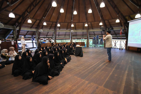 Peserta mendapatkan edukasi seputar lingkungan dari para ahli lingkungan hidup melalui program #BagiDariBagi. Foto: Dok. Istimewa