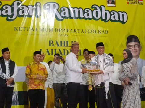 Ketua Umum Partai Golkar, Bahlil Lahadalia menyerahkan bantuan modal untuk santri saat berkunjung ke Ponpes Darussalam, Ciamis, Sabtu (15/3/2025). Foto: Dok. Istimewa
